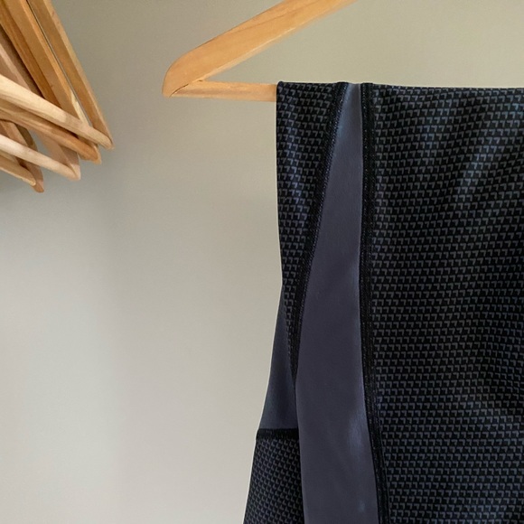 Under Amour Capris Leggings - Size XS - Picture 5 of 7